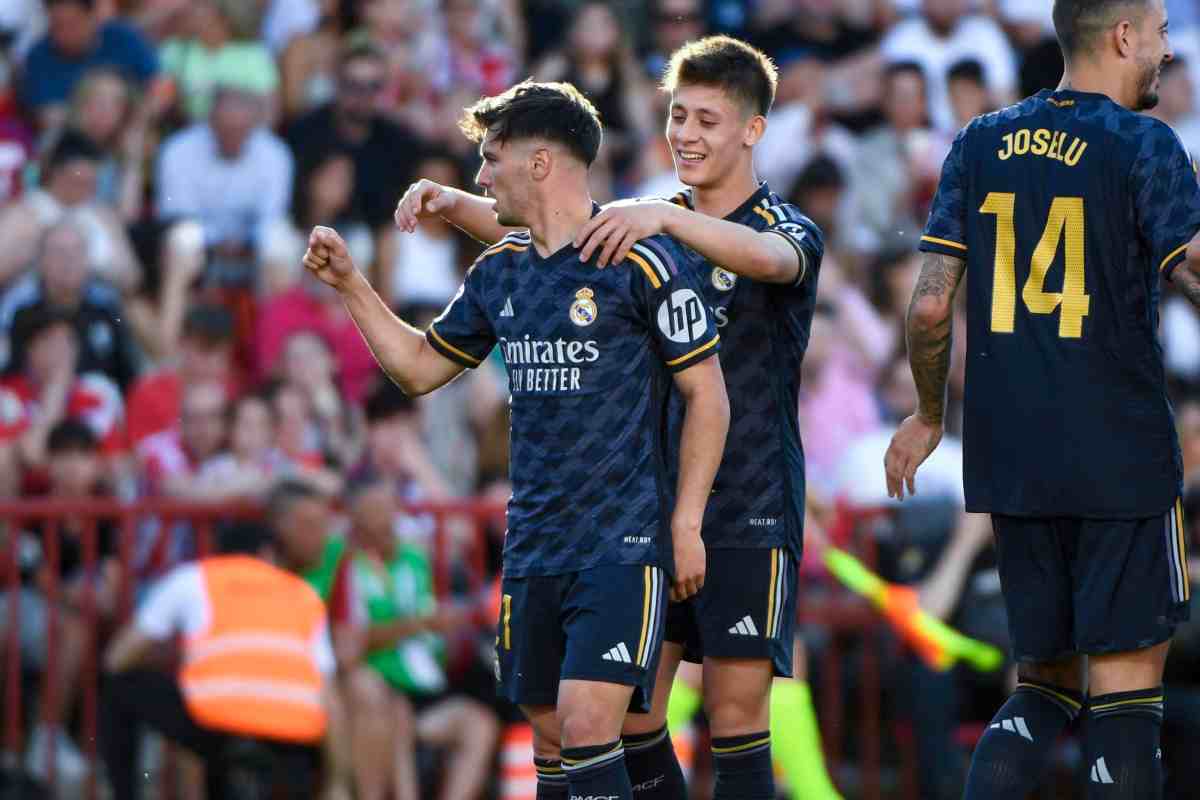 Diaz e Guler si abbracciano