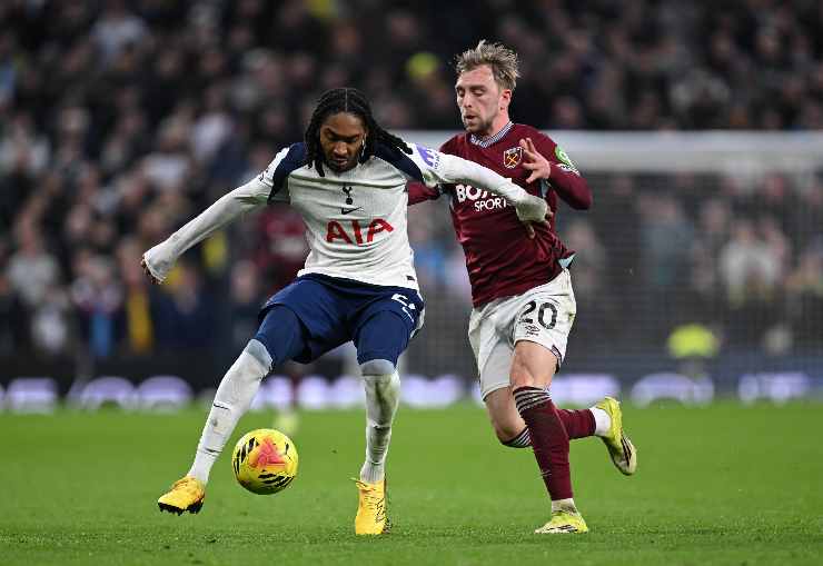 Djed Spence in azione con il Tottenham
