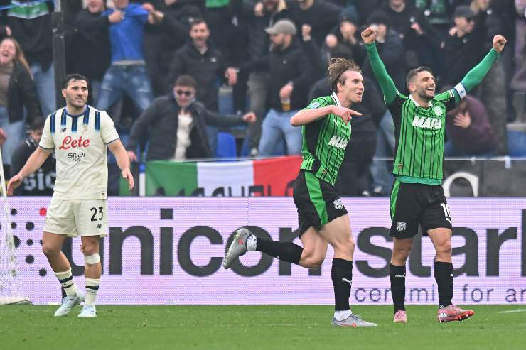 Berardi esulta per il gol contro l'Atalanta di Thorstvedt