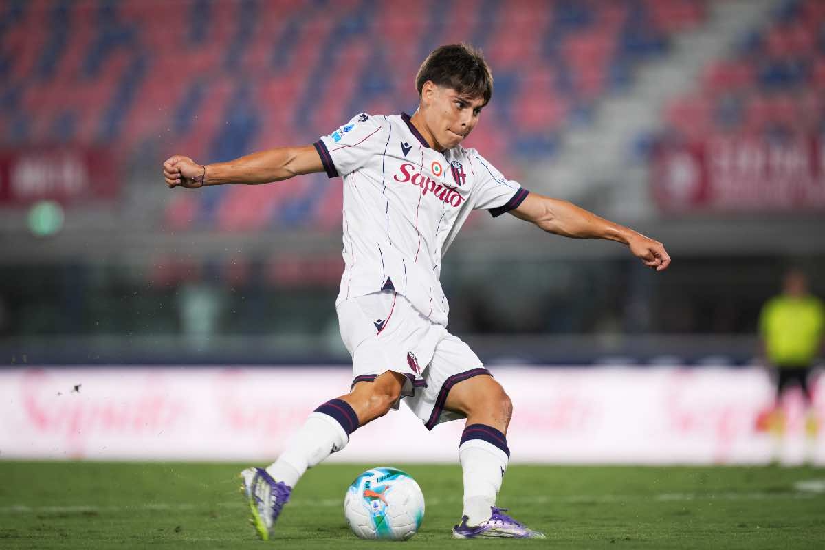 Benjamin Dominguez intento a calciare il pallone