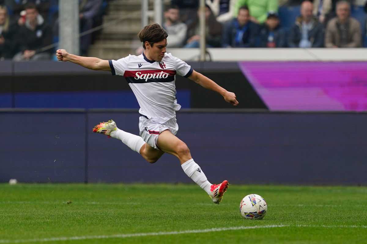 Benjamin Dominguez intento a calciare il pallone