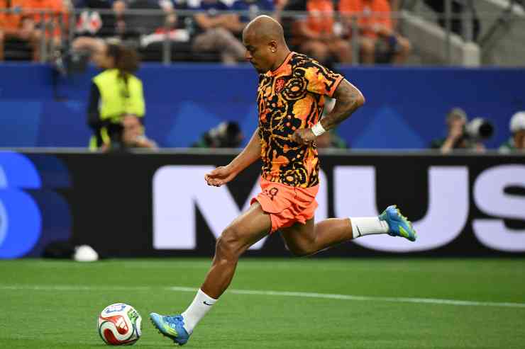 Donyell Malen con la maglia dell'Olanda in un pregara