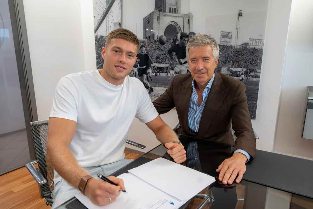 Artem Dovbyk con Claudio Fenucci durante la firma del contratto a Bologna