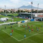 Un drone su un campo di allenamento