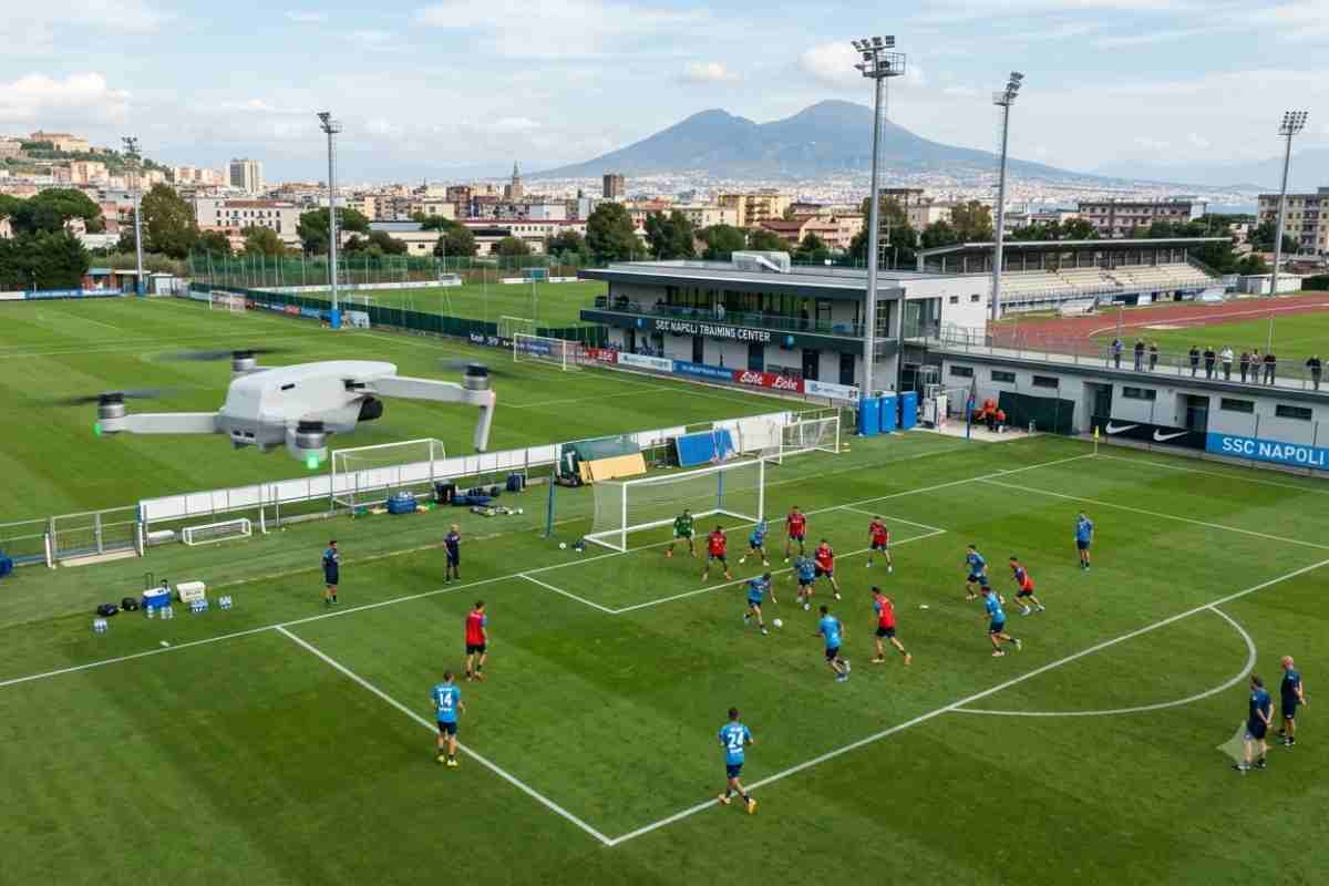 Un drone su un campo di allenamento