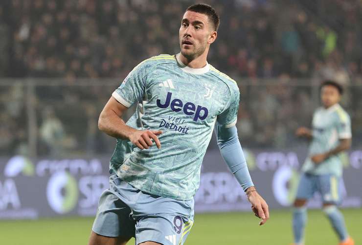 Dusan Vlahovic in azione con la maglia della Juve