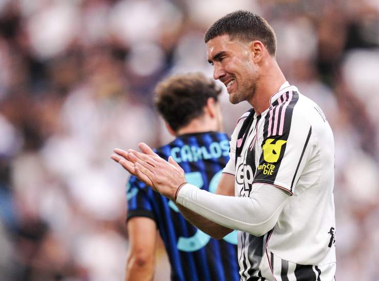 Vlahovic applaude durante una partita