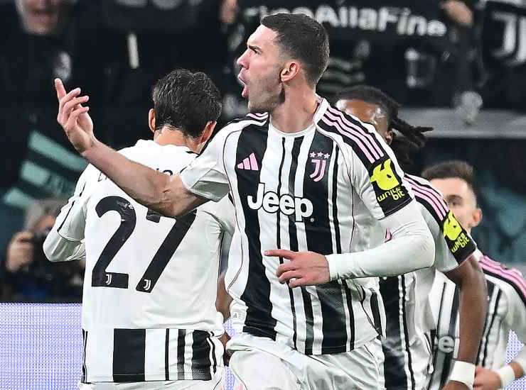 Vlahovic esulta dopo una rete