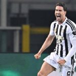 Vlahovic esulta dopo il gol