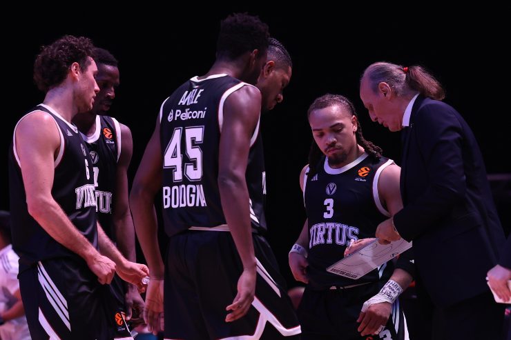 Dusko Ivanovic dà indicazioni ai suoi giocatori