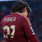 Dybala con la maglia in faccia