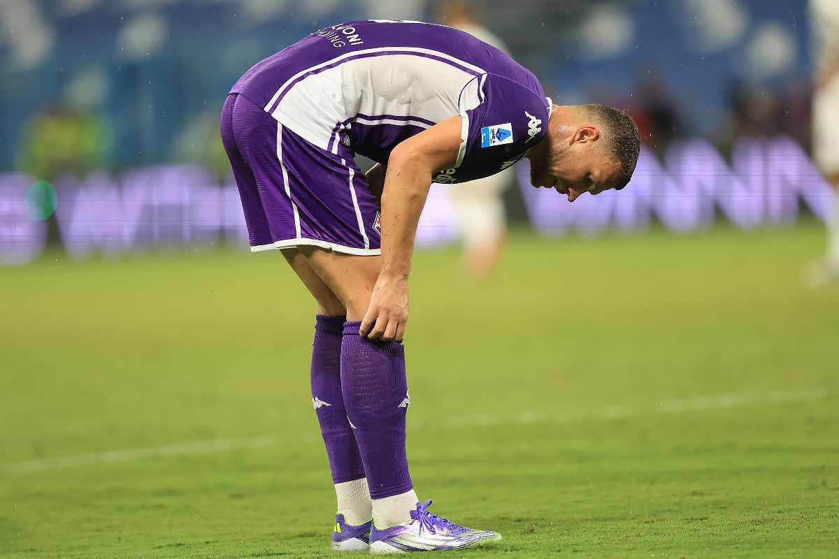 Edin Dzeko mentre si aggiusta i calzettoni