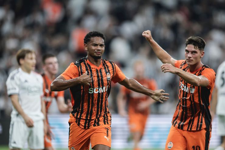 Eguinaldo esulta dopo un goal in Conference League