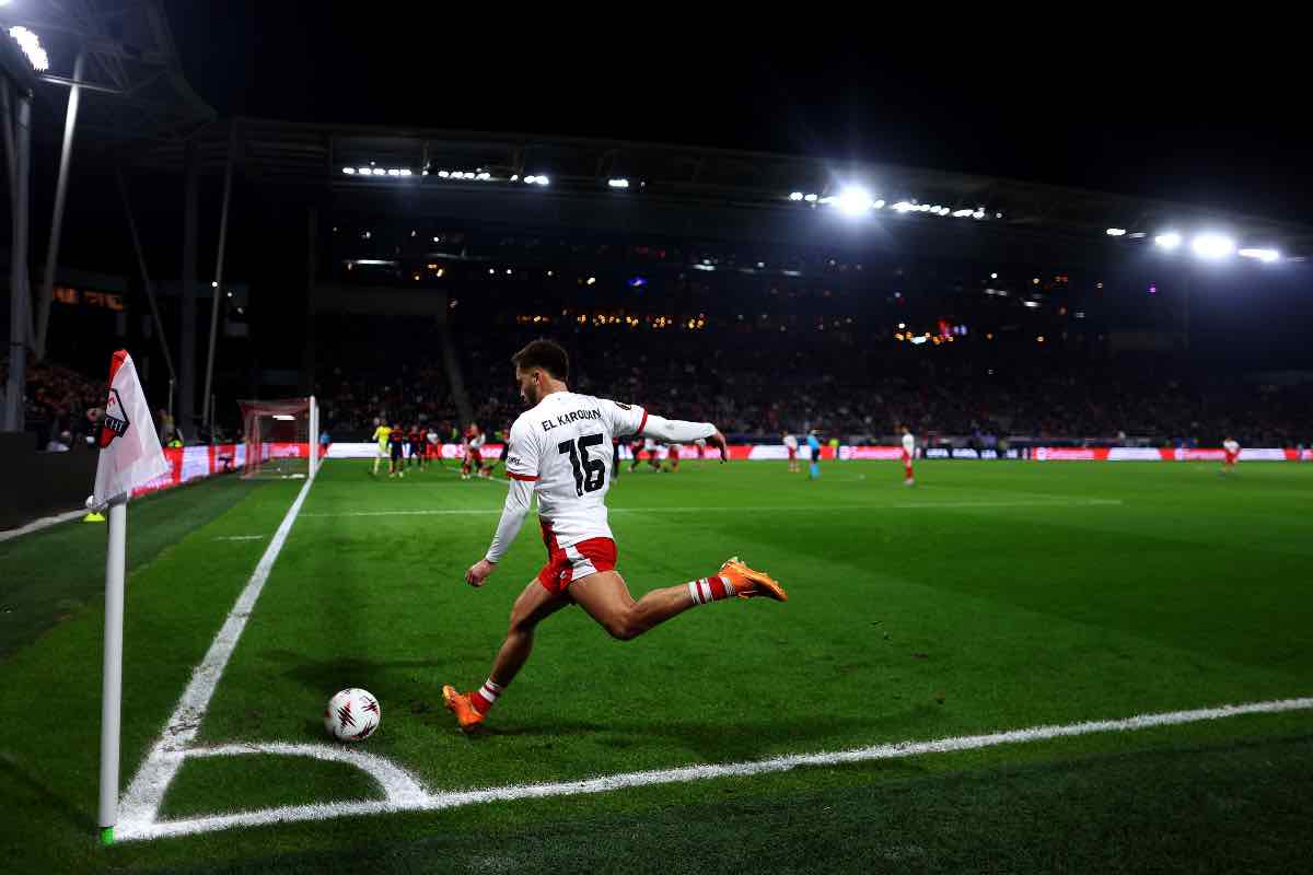 Souffian El Karouani mentre batte un calcio d’angolo in Utrecht-Nottingham Forest di Europa League