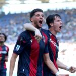 El Azzouzi esulta insieme a Fabbian con la maglia del Bologna