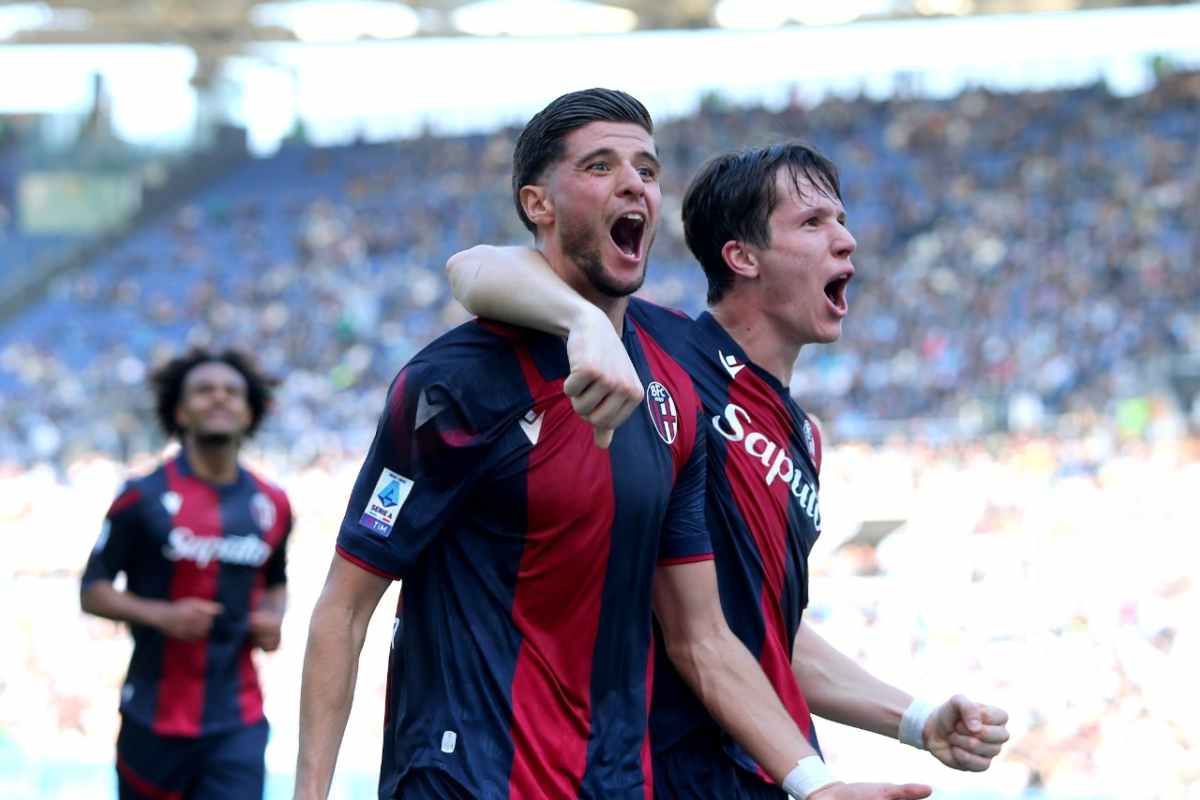 El Azzouzi esulta insieme a Fabbian con la maglia del Bologna