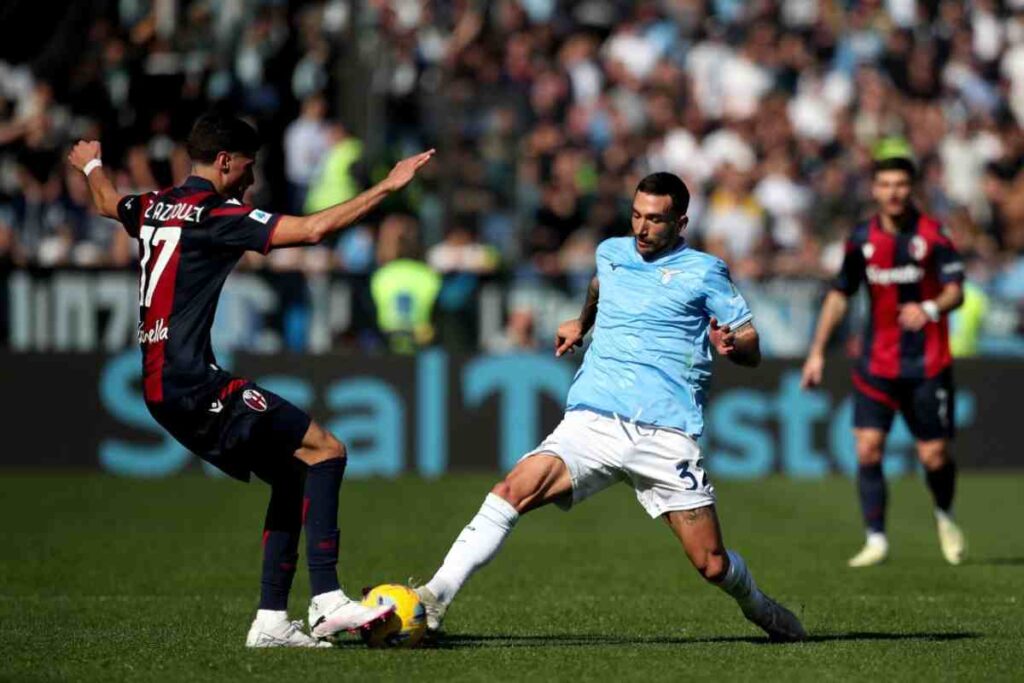 El Azzouzi in contrasto contro Cataldi durante Lazio-Bologna