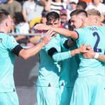 Emil Holm abbraccia i suoi compagni