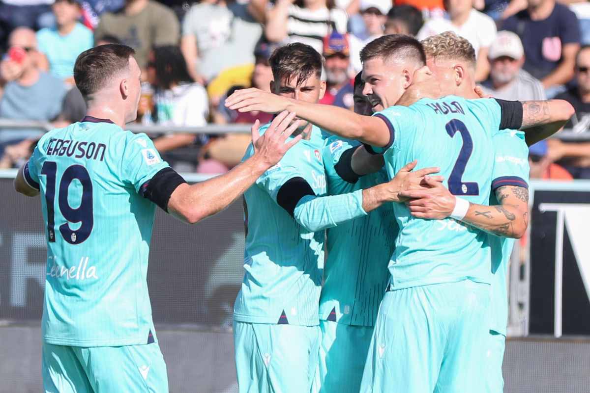 Emil Holm abbraccia i suoi compagni