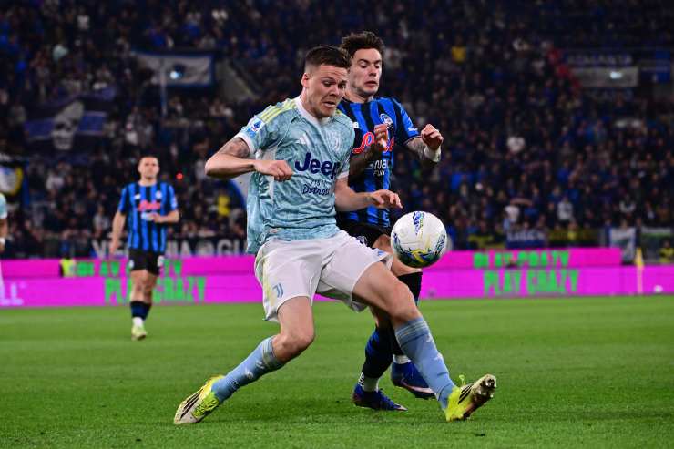Emil Holm in azione contro l'Atalanta