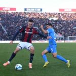 Holm del Bologna in azione contro Gutierrez del Napoli