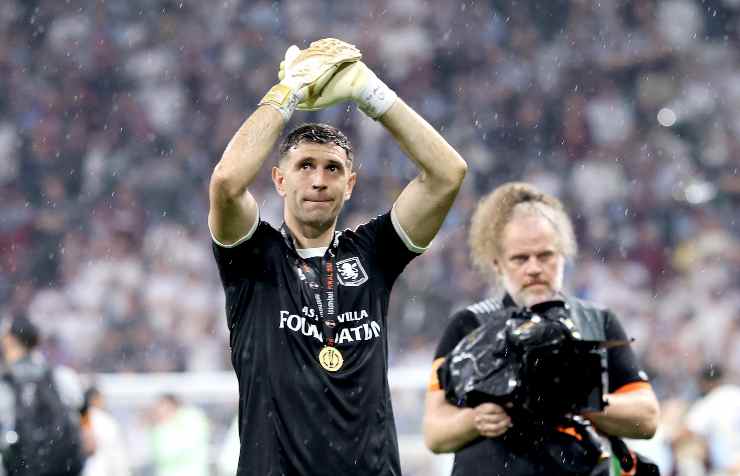 Emiliano Martinez applaude