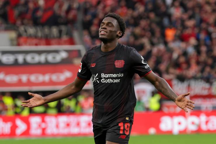 Ernest Poku esulta dopo un gol con il Bayer Leverkusen