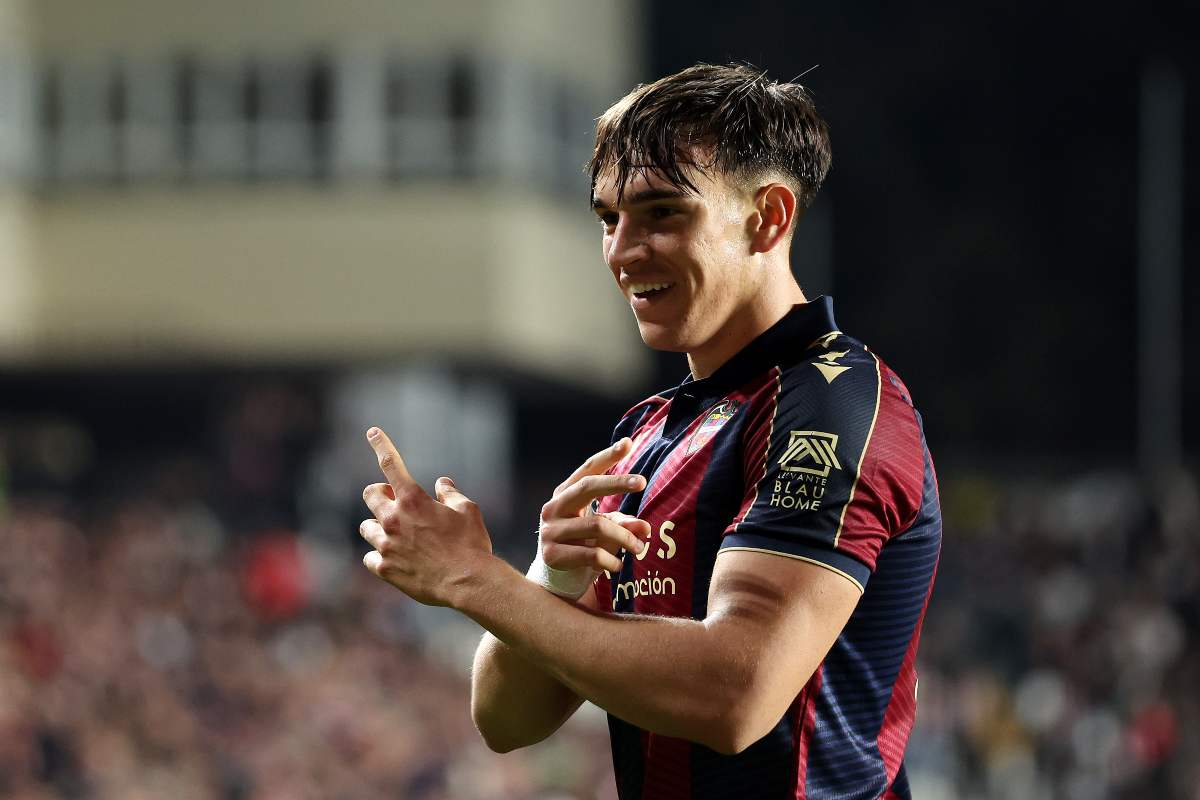 MADRID, SPAIN - MARCH 16: Carlos Espi of Levante UD celebrates scoring his team's first goal during the LaLiga EA Sports match between Rayo Vallecano de Madrid and Levante UD at Estadio de Vallecas on March 16, 2026 in Madrid, Spain.