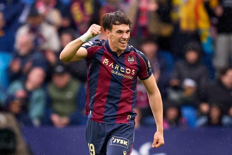 VALENCIA, SPAIN - MARCH 07: Carlos Espi of Levante UD celebrates scoring his team's first goal during the LaLiga EA Sports match between Levante UD and Girona FC at Estadi Ciutat de Valencia on March 07, 2026 in Valencia, Spain.