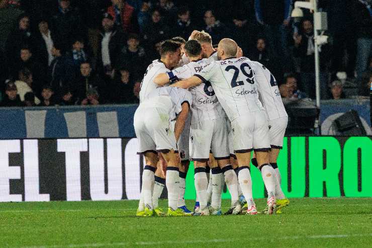 I calciatori del Bologna esultano dopo il gol