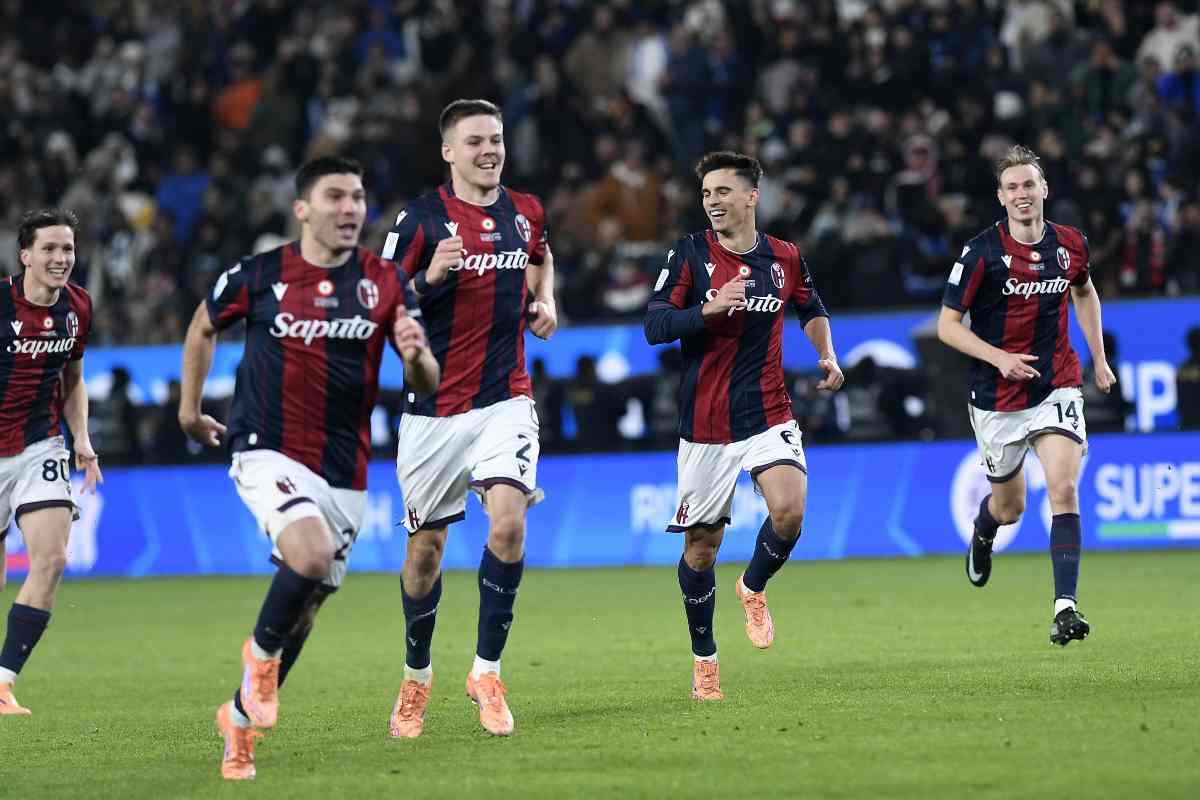 I calciatori del Bologna esultano