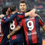 I calciatori del Bologna esultano