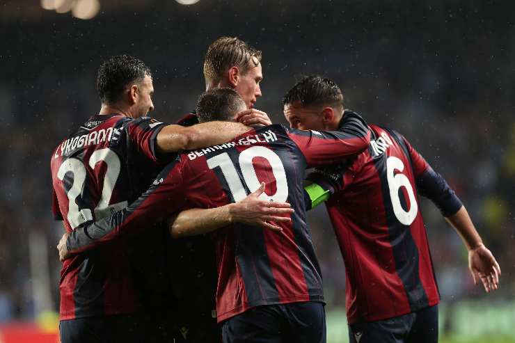 I calciatori del Bologna esultano dopo un gol