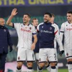 I calciatori del Bologna esultano per la vittoria