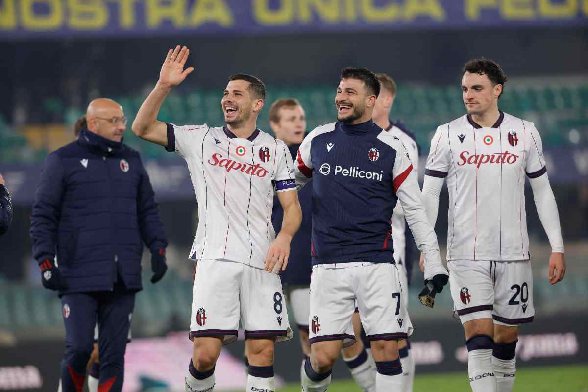 I calciatori del Bologna esultano per la vittoria
