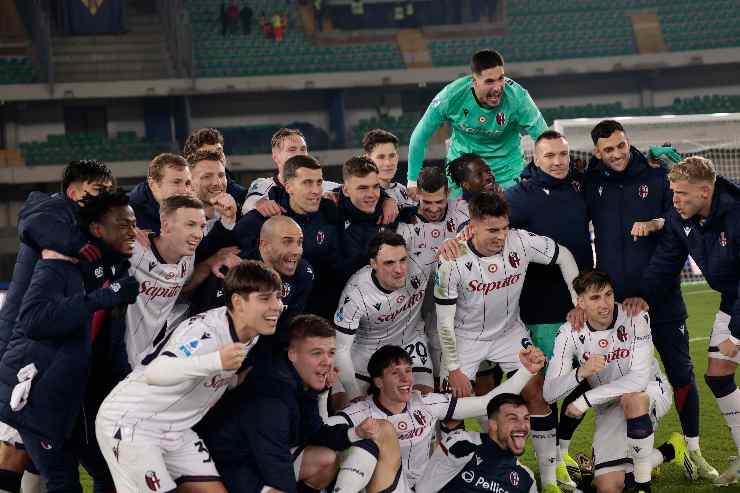 I calciatori del Bologna esultano