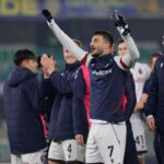 I calciatori del Bologna esultano a fine gara