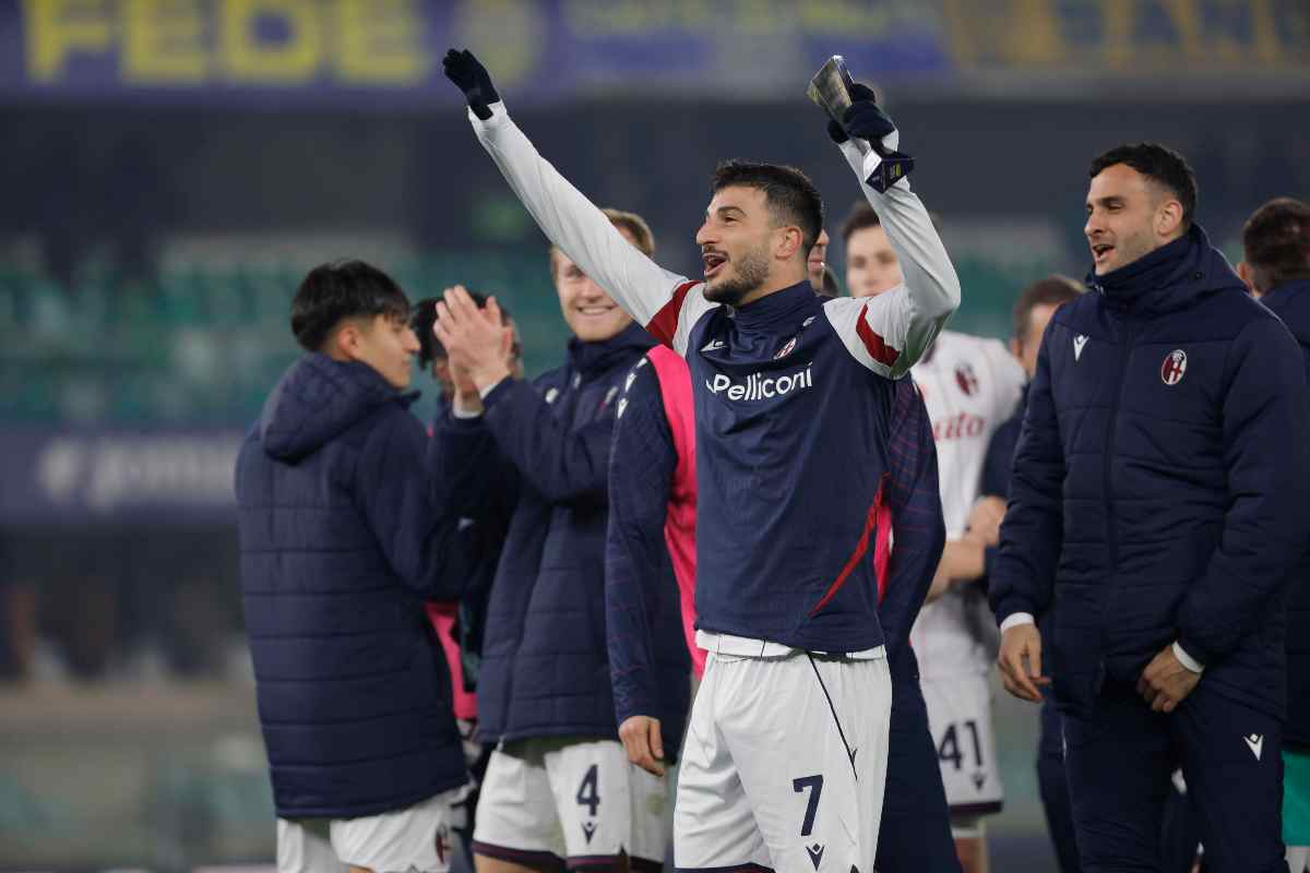 I calciatori del Bologna esultano a fine gara