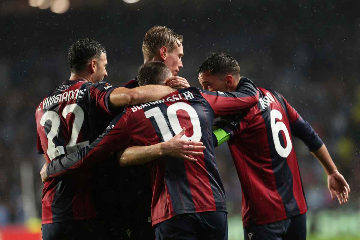 I calciatori del Bologna esultano dopo una vittoria