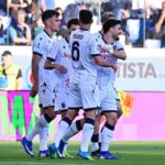 I calciatori del Bologna esultano