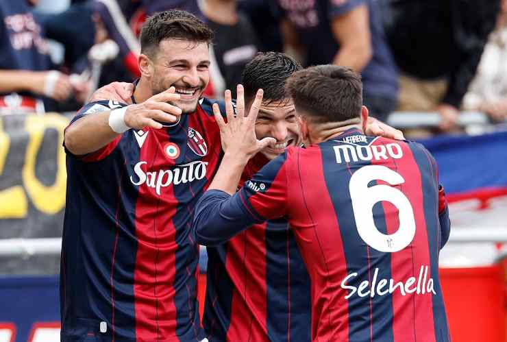 I calciatori del Bologna esultano dopo un gol
