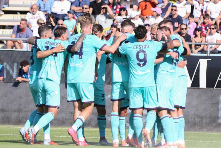 I calciatori del Bologna esultano dopo un gol