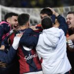 I calciatori del Bologna esultano dopo il passaggio in finale di Supercoppa