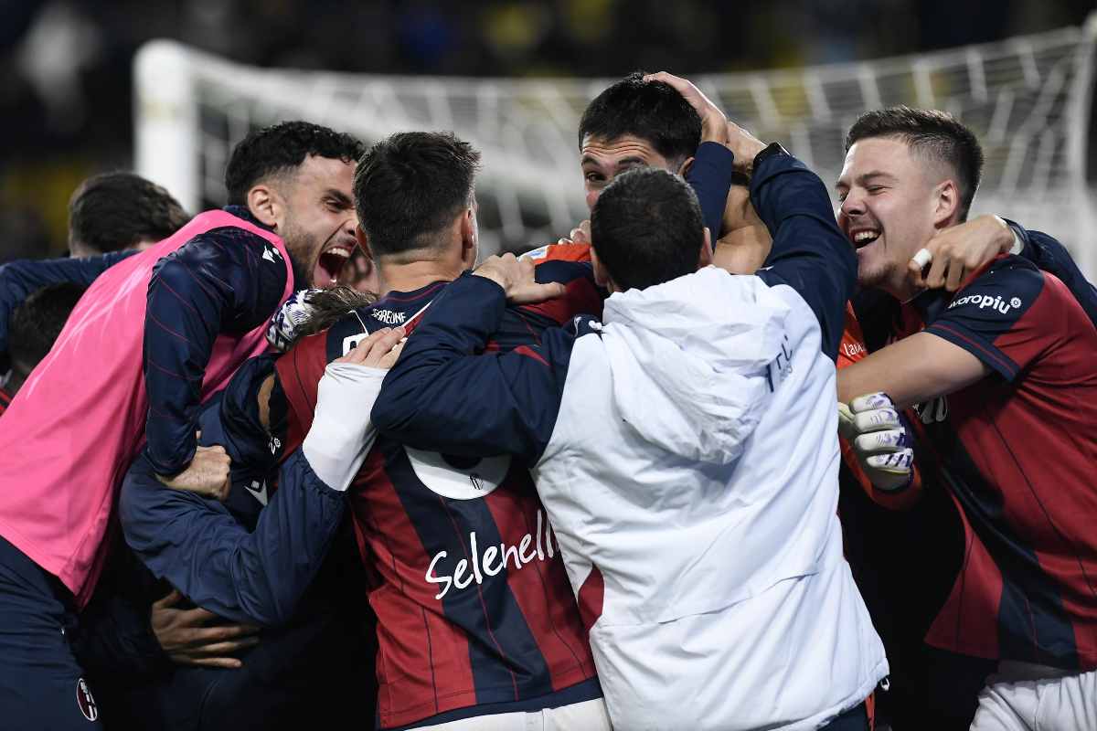 I calciatori del Bologna esultano dopo il passaggio in finale di Supercoppa