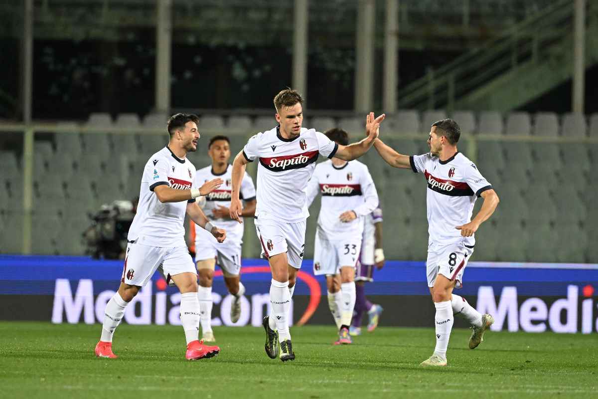 I calciatori del Bologna esultano dopo un gol