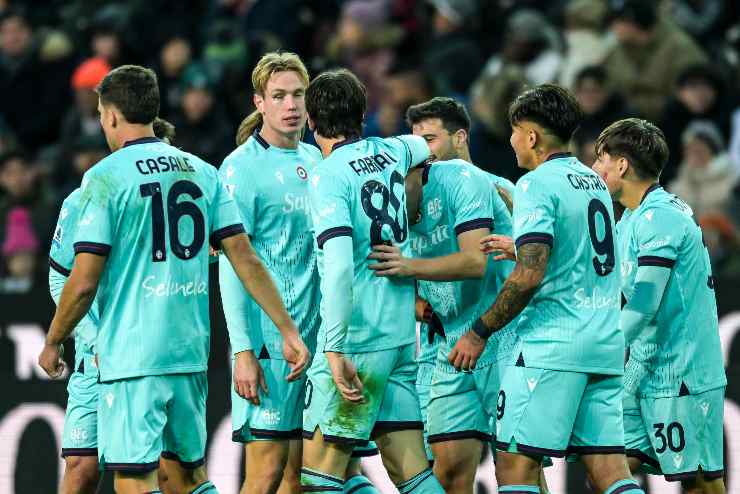 I calciatori del Bologna esultano