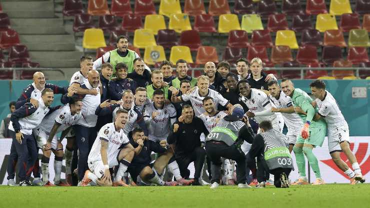 I calciatori del Bologna esultano dopo la vittoria contro la Steaua