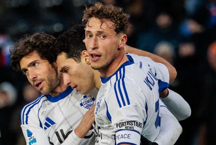 I calciatori del Como esultano dopo un gol