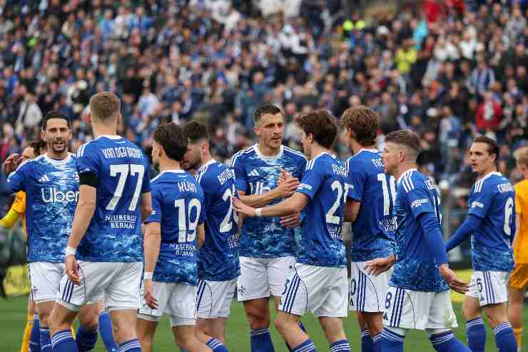 I calciatori del Como esultano dopo un gol