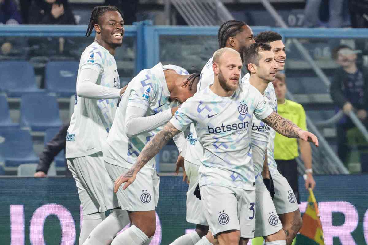 I calciatori dell'Inter esultano dopo un gol